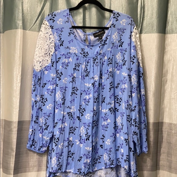 Lane Bryant Tops - Lane Bryant crinkle floral top with lace shoulders
